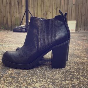 Sam&Libby Deanna Heeled Black Chunky Booties!!